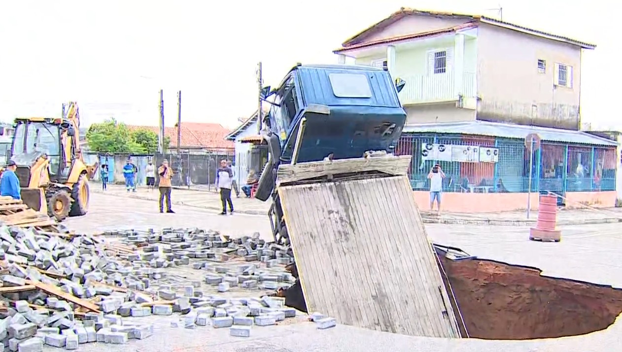 Caminhão é 'engolido' por cratera em São José dos Campos
