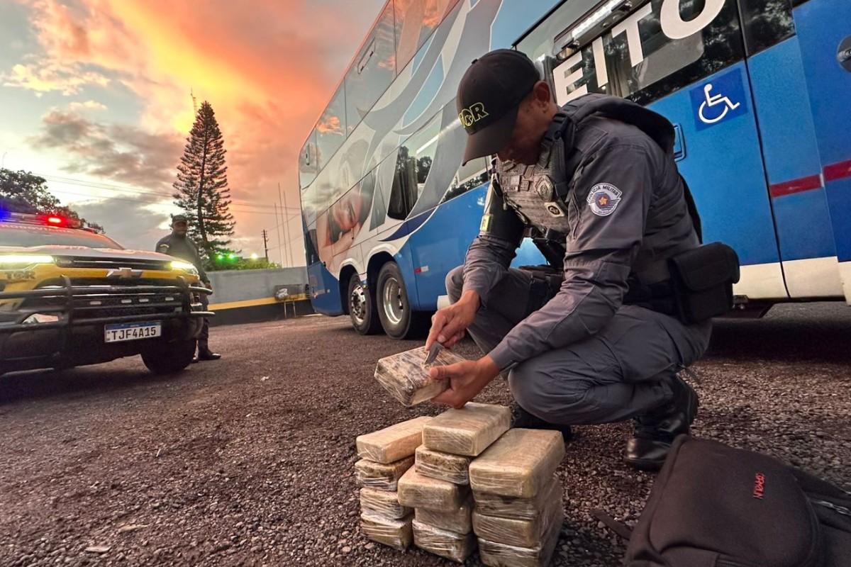 Nervosismo de passageira boliviana leva à apreensão de 15 kg de pasta base de cocaína em ônibus