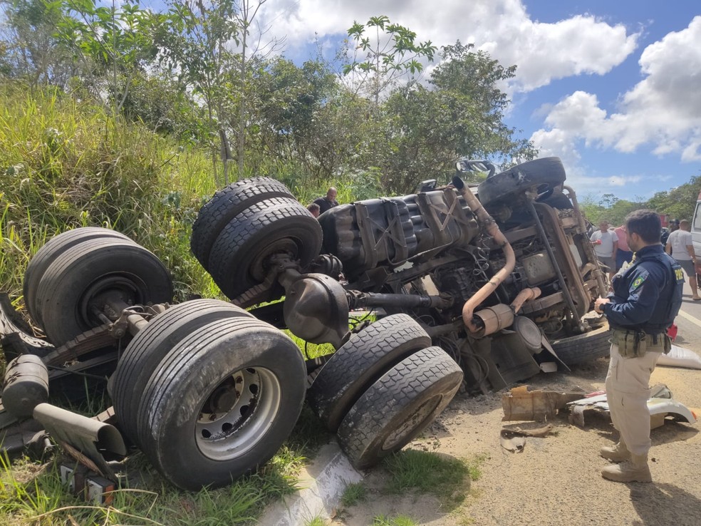 Acidente na BR-235 em Nossa Senhora do Socorro (SE) — Foto: CBMSE