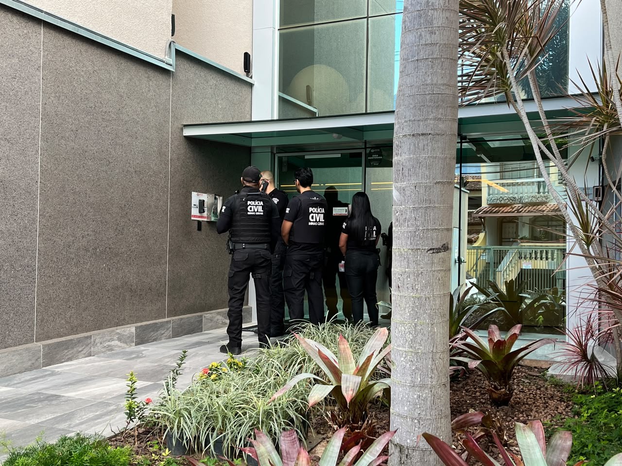 Civil Police execute warrants at properties linked to Mayor Coronel Sandro in Governador Valadares