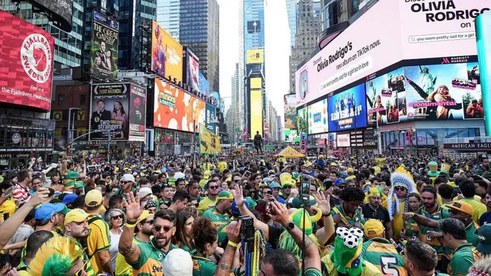 Torcedores brasileiros reunidos na Times Square, em Nova York, antes da estreia da sele&ccedil;&atilde;o contra Marrocos (1x1), em 13 de junho &mdash; Foto: Getty Images