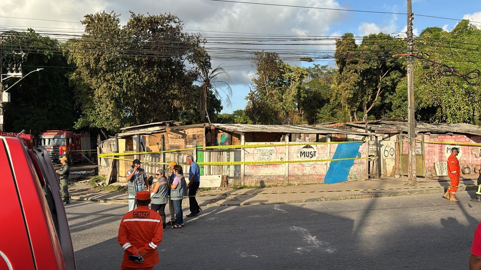 Mulher e quatro filhos morrem durante incêndio em comunidade do Recife; companheiro de vítima é preso em flagrante