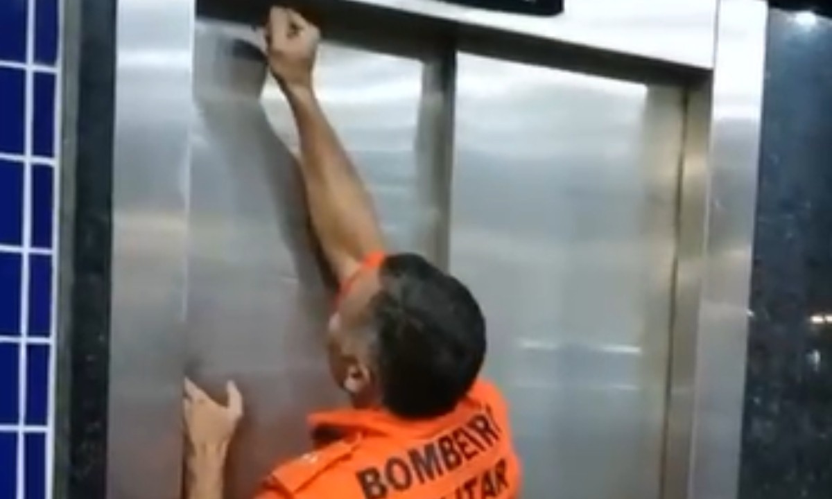 VÍDEO: Adolescentes ficam presos em elevador de passarela e são resgatados pelos bombeiros em Manaus