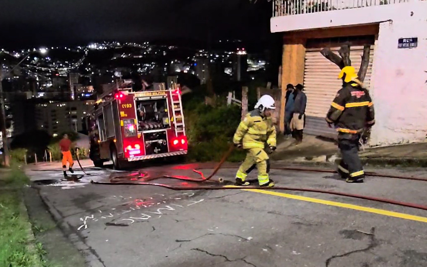 Morador acende vela para iluminar casa sem energia elétrica e causa incêndio em MG