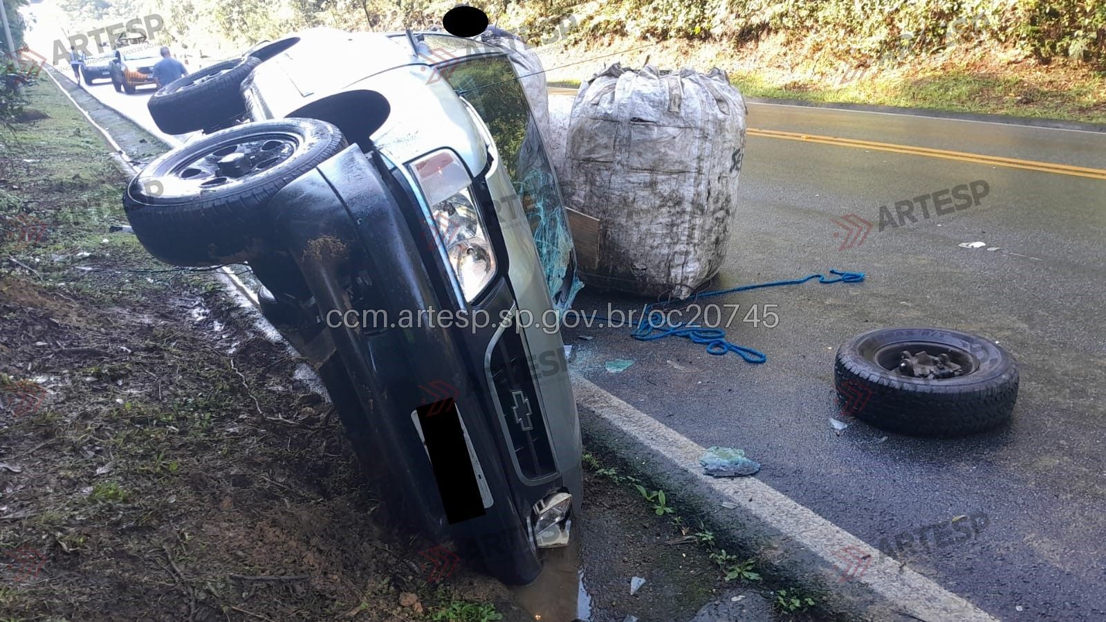 Caminhonete tomba após bater em carro que invadiu faixa contrária na Mogi-Bertioga