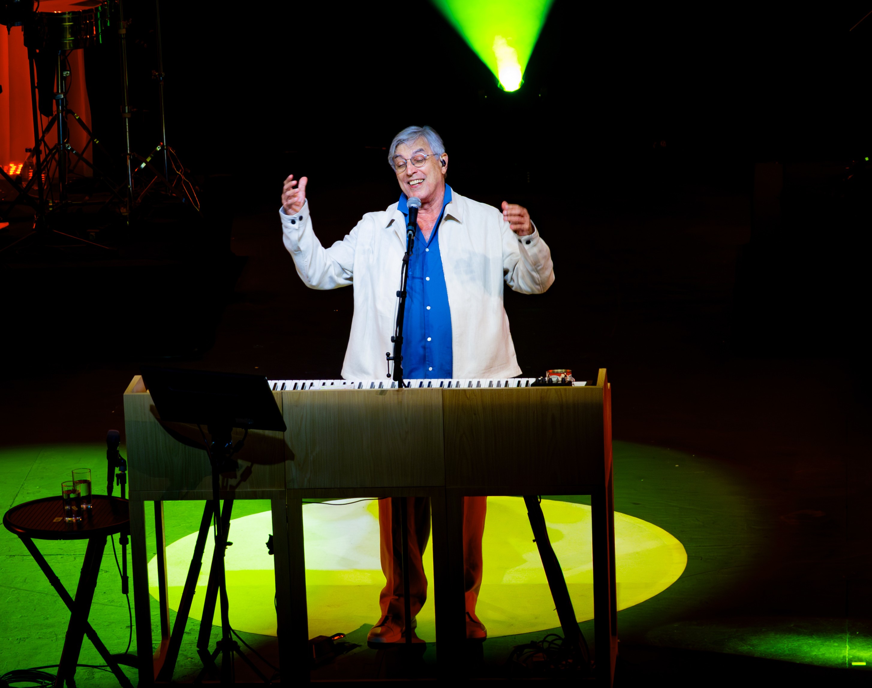 Ivan Lins vai das canções sertanejas aos sambas, sob o prisma do amor e da esperança, na festa-show dos 80 anos