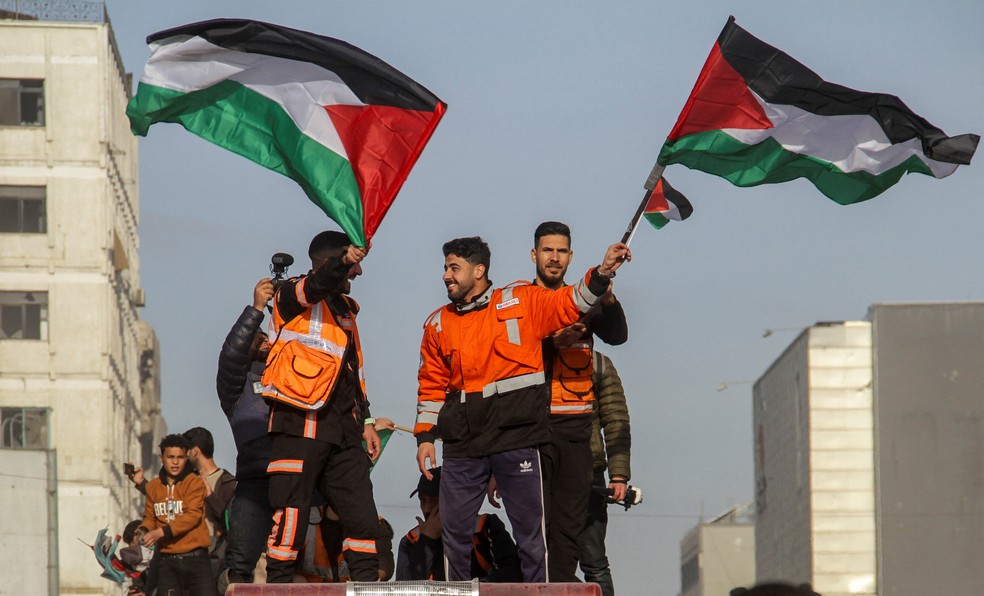 Palestinos comemoram início do cessar-fogo na Faixa de Gaza, em 19 de janeiro de 2025 — Foto: REUTERS/Mahmoud Issa