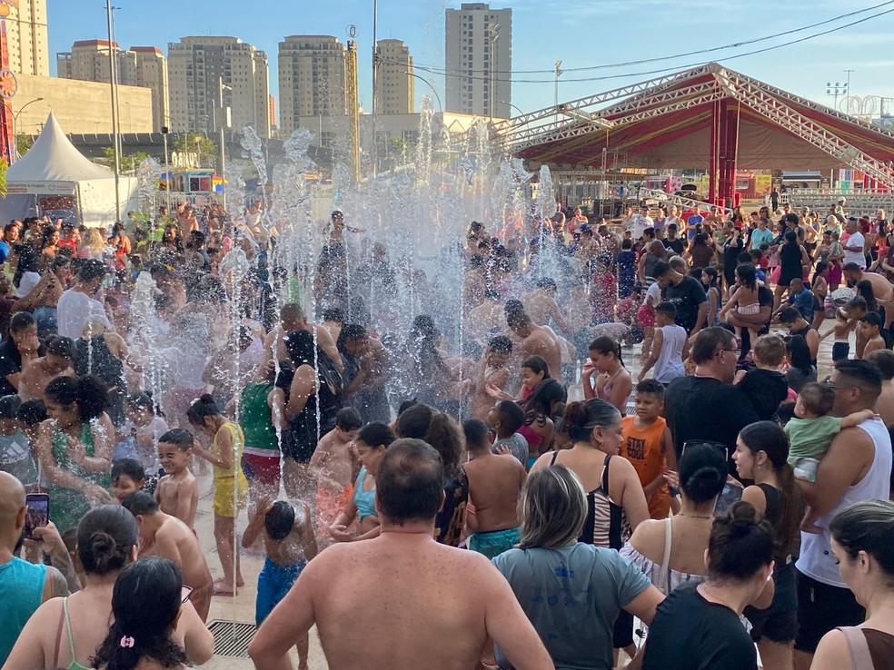 Fonte interativa em São Bernardo do Campo nesta sexta — Foto: Abraão Cruz/TV Globo
