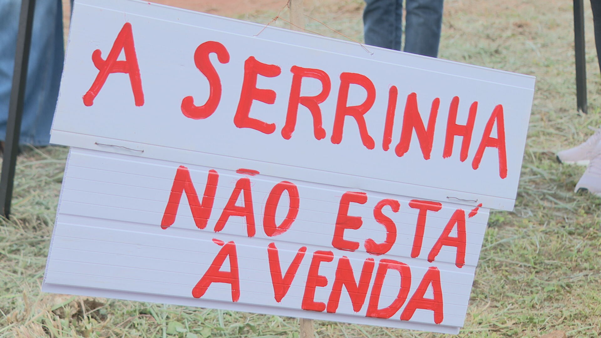Manifestantes pedem proteção da Serrinha do Paranoá, área ambiental incluída em projeto para salvar BRB