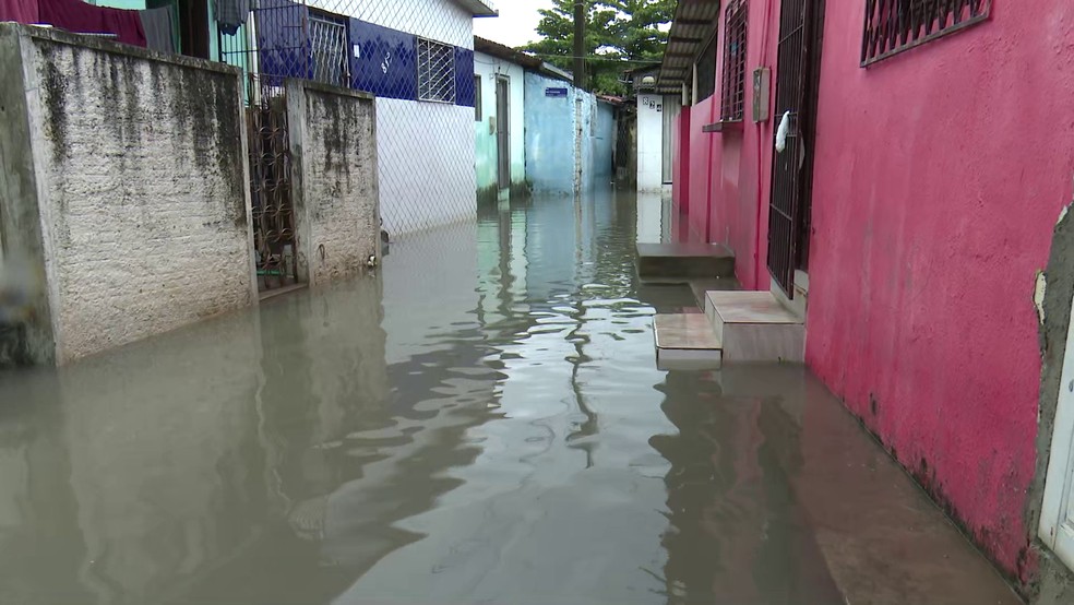 Comunidades alagadas em Joo Pessoa  Foto: Reproduo/TV Cabo Branco