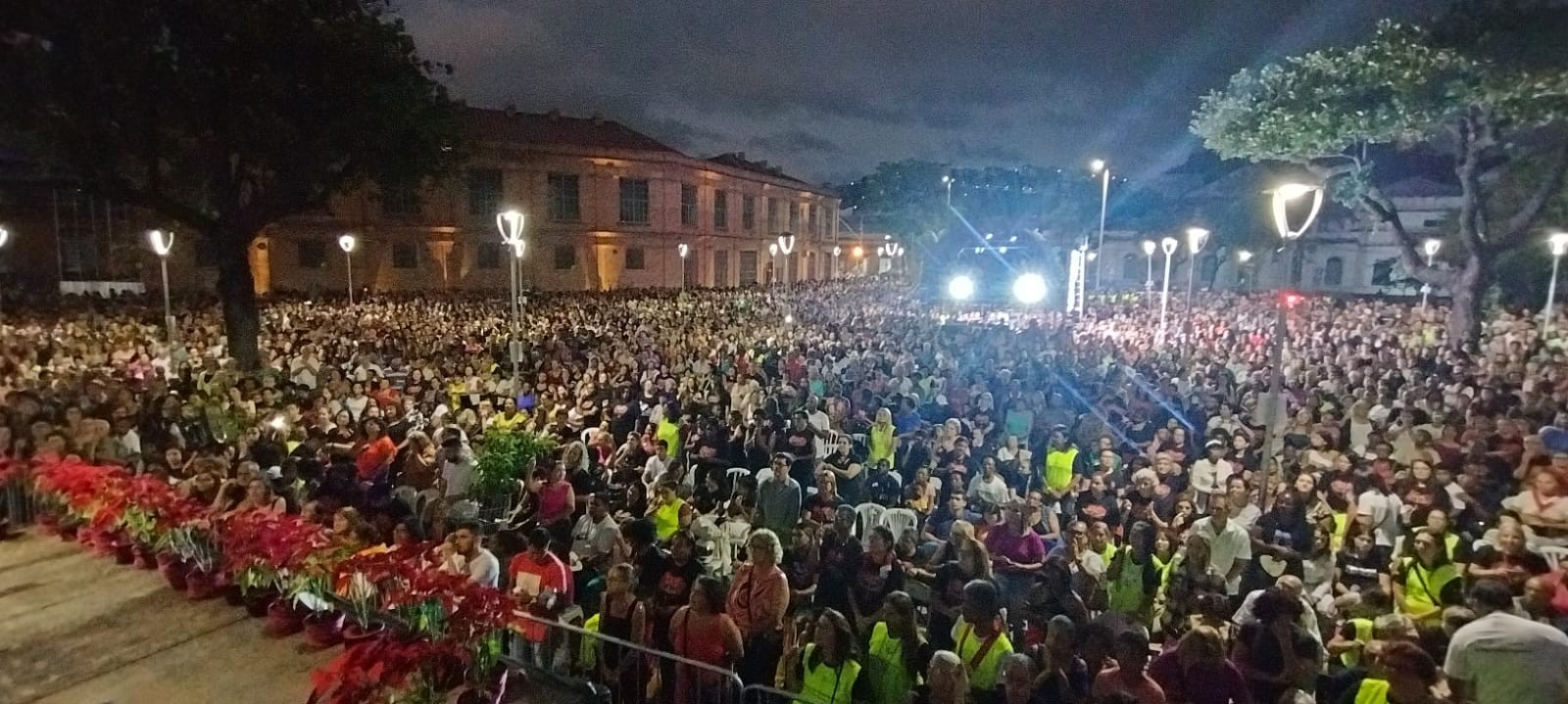 Última do ano: Missa do Impossível reúne milhares de fiéis na Praça Antônio Carlos, em Juiz de Fora 
