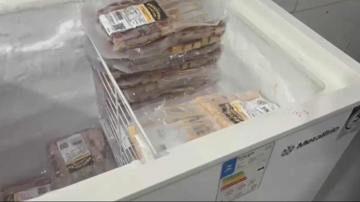 SEOP e IVISA-Rio interditam fábrica clandestina de espetinhos de churrasco no Andaraí