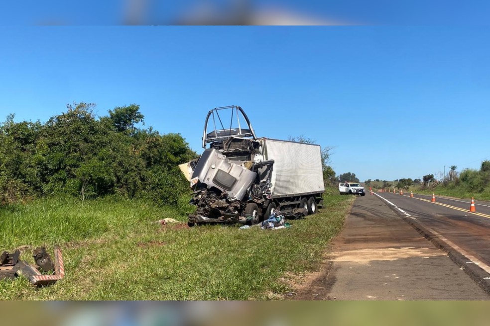 Caminhão bateu na traseira de um semirreboque em rodovia em Presidente Venceslau — Foto: Toninho Moré