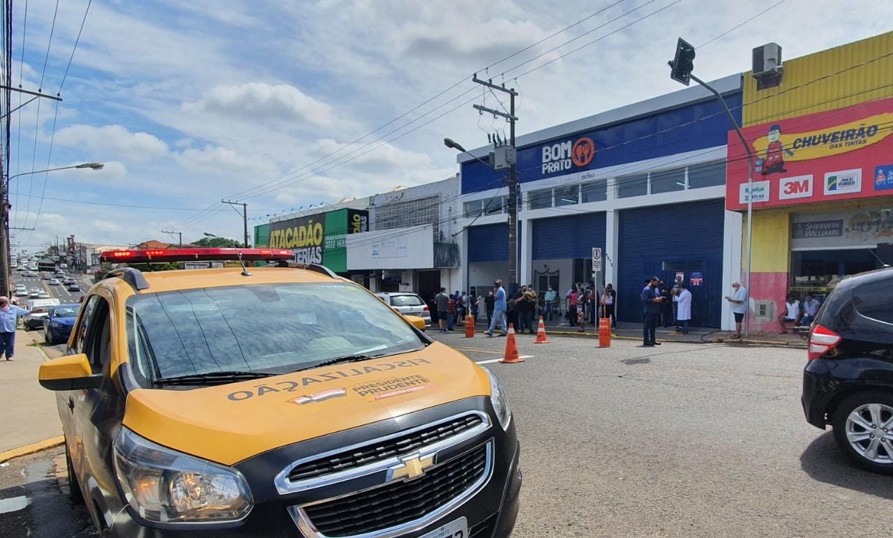 Idoso é atropelado em trecho com semáforos intermitentes, em frente ao Bom Prato, na Avenida Brasil, em Presidente Prudente