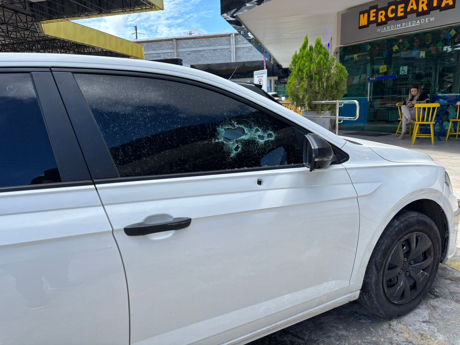 Bebê de 8 meses é morto com tiro na cabeça após criminosos encapuzados dispararem contra carro da família