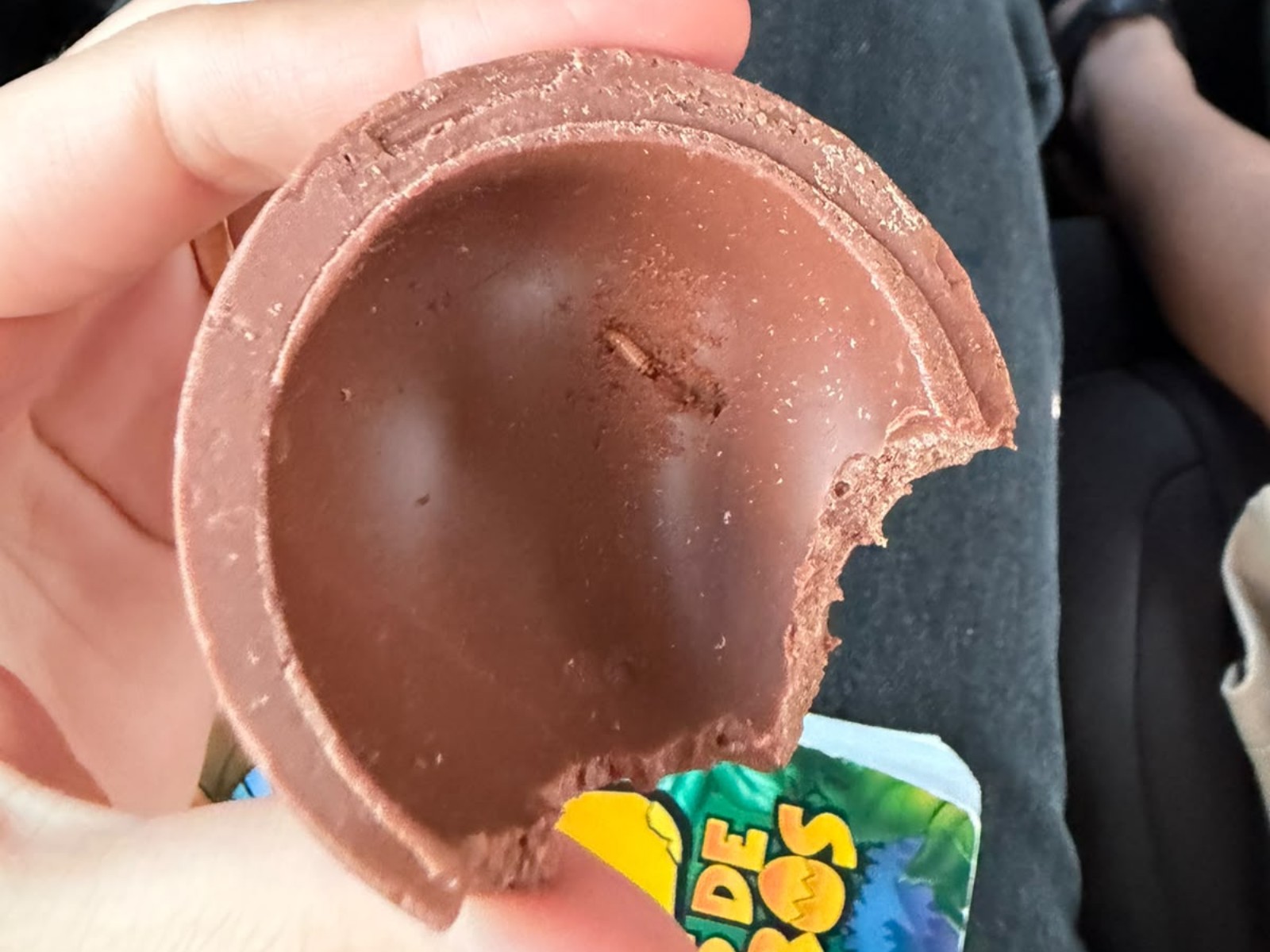 Empreendedora compra chocolate para o filho e acha larva dentro do doce no Acre; Veja VÍDEO