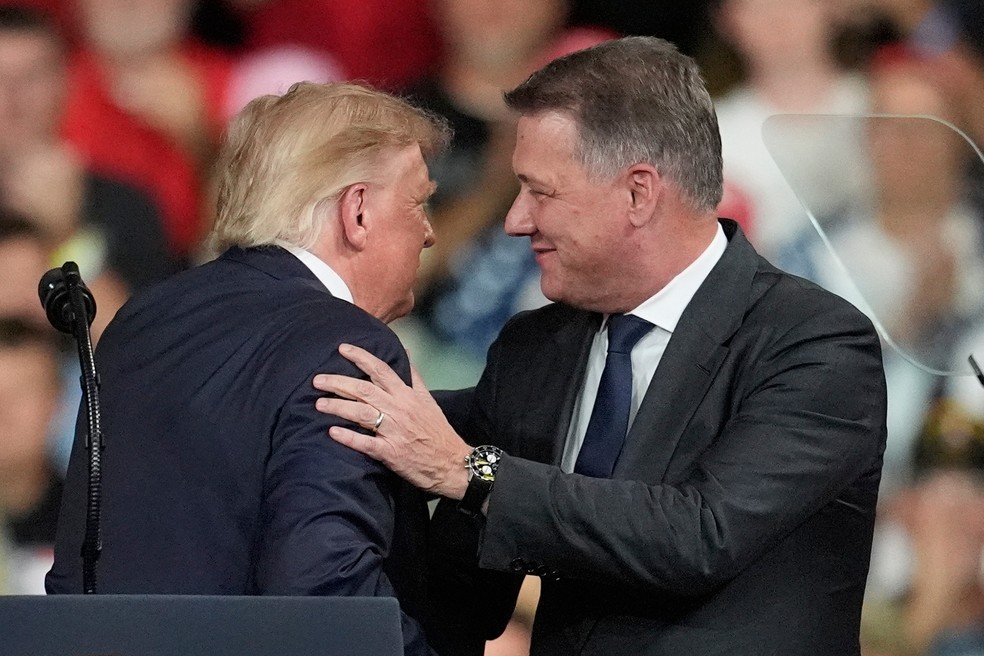 Trump cumprimenta Gernot Döllner, CEO da Audi. — Foto: Mike Stewart/ AP Photo