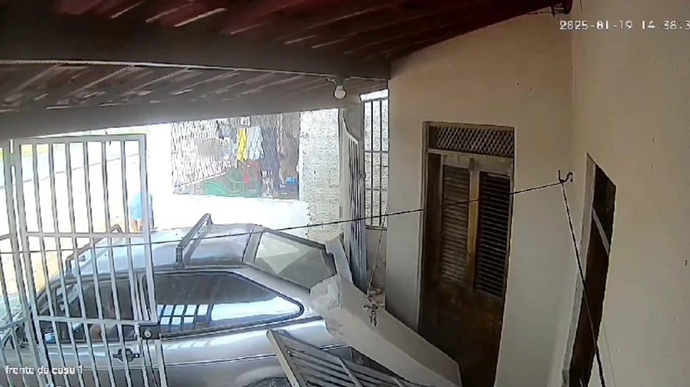 Motorista perde controle de carro, atropela pedestre e atinge casa no interior do RN — Foto: Reprodução