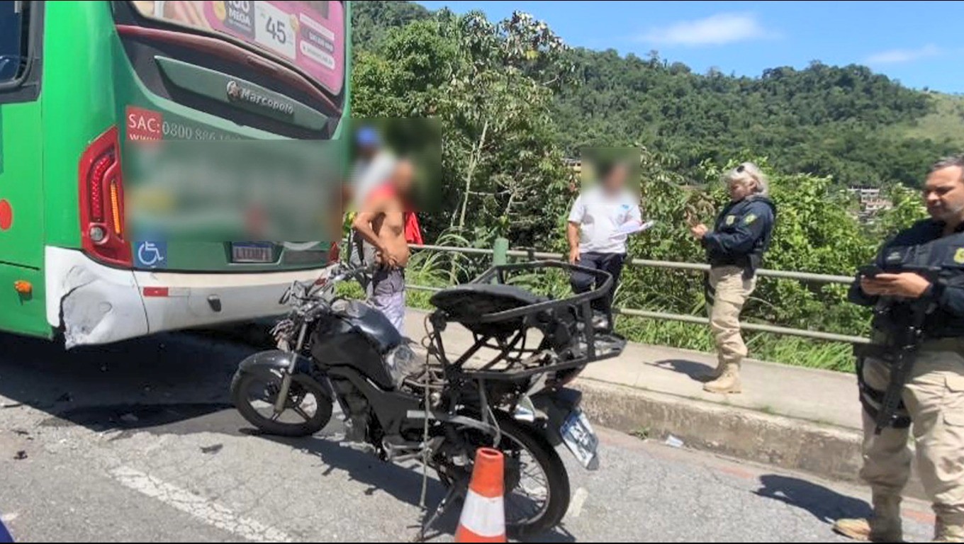 Motociclista bate na traseira de ônibus que estava parado em Angra dos Reis 