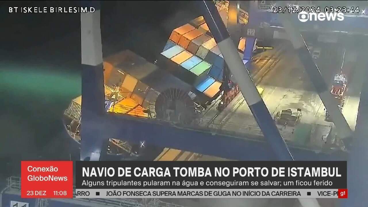 VÍDEO: Navio tomba, e contêineres caem no mar em porto de Istambul, na Turquia