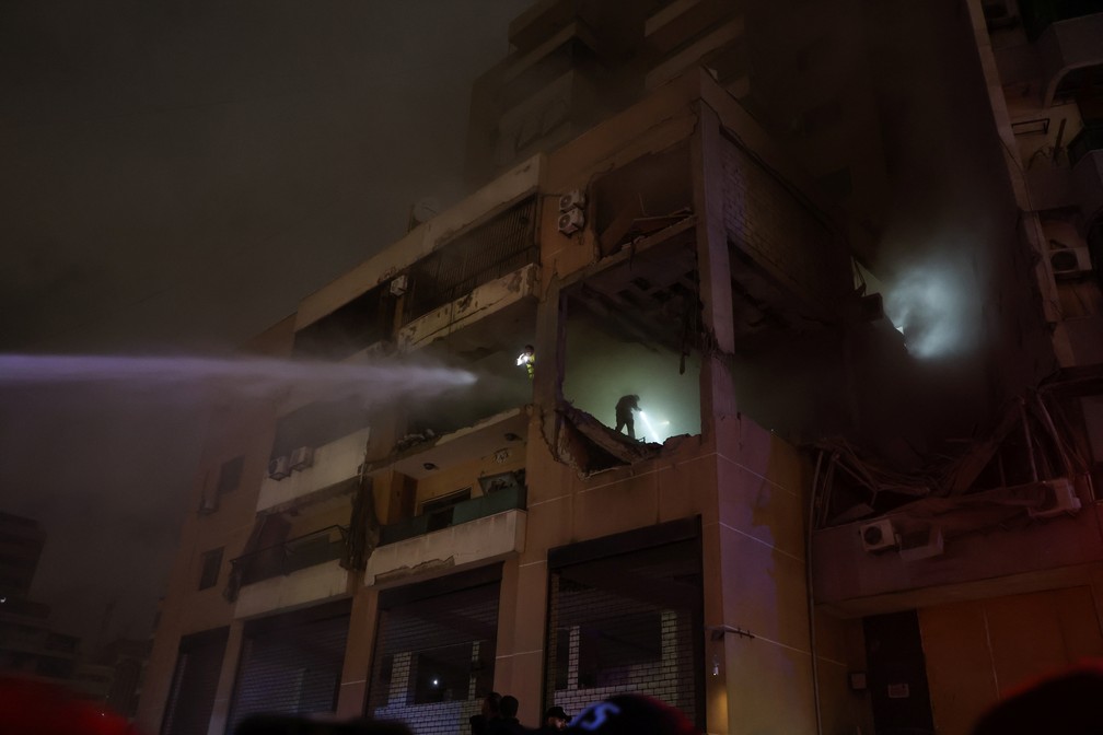 Edifício atingido por ataque com drones em Daniyeh, subúrbio de Beirute, no Líbano, em 2 de janeiro de 2024. — Foto: Mohamed Azakir/ Reuters