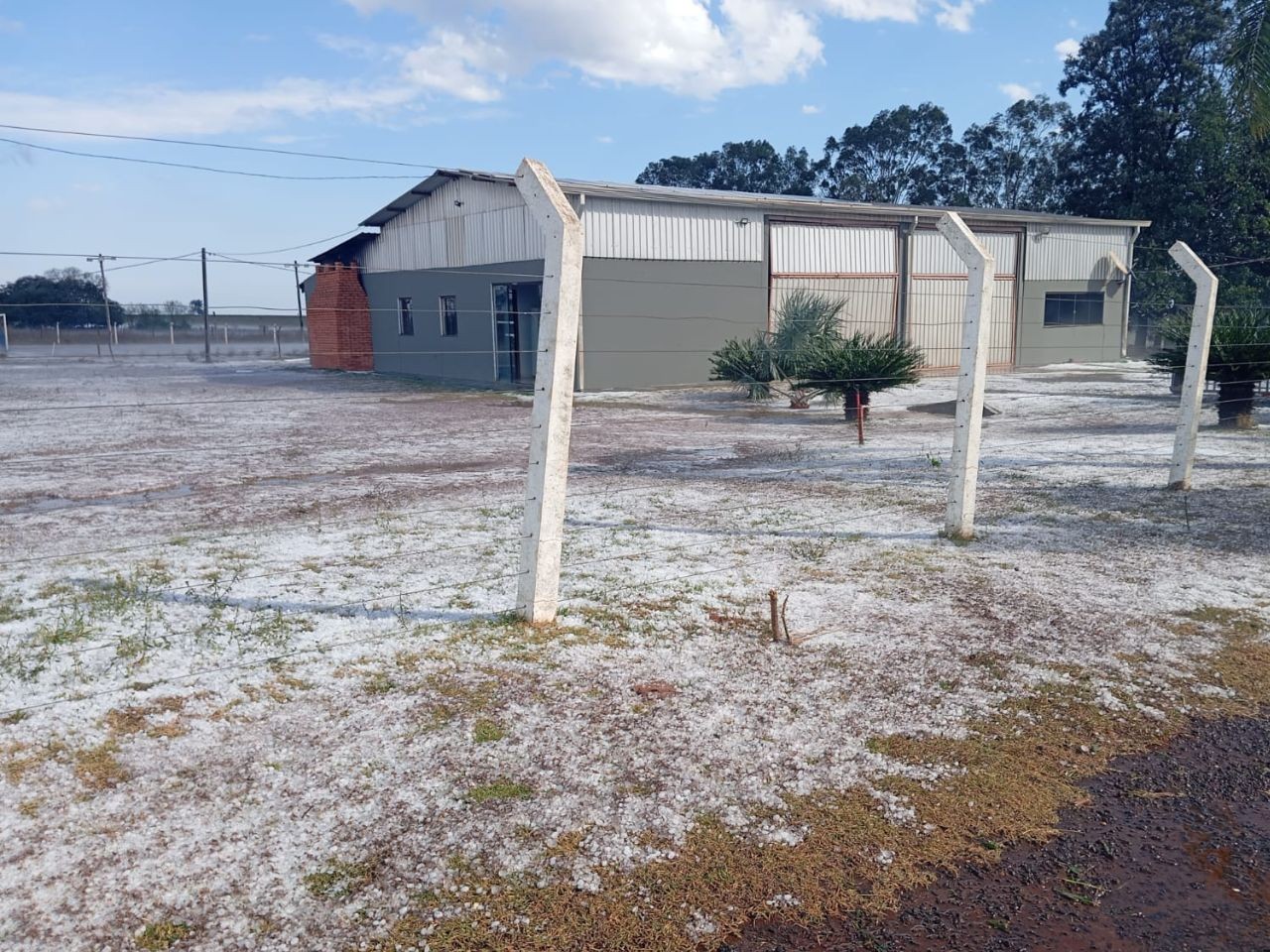 Tempestade de granizo cobre assentamento de branco em menos de 15 minutos e assusta moradores em MS
