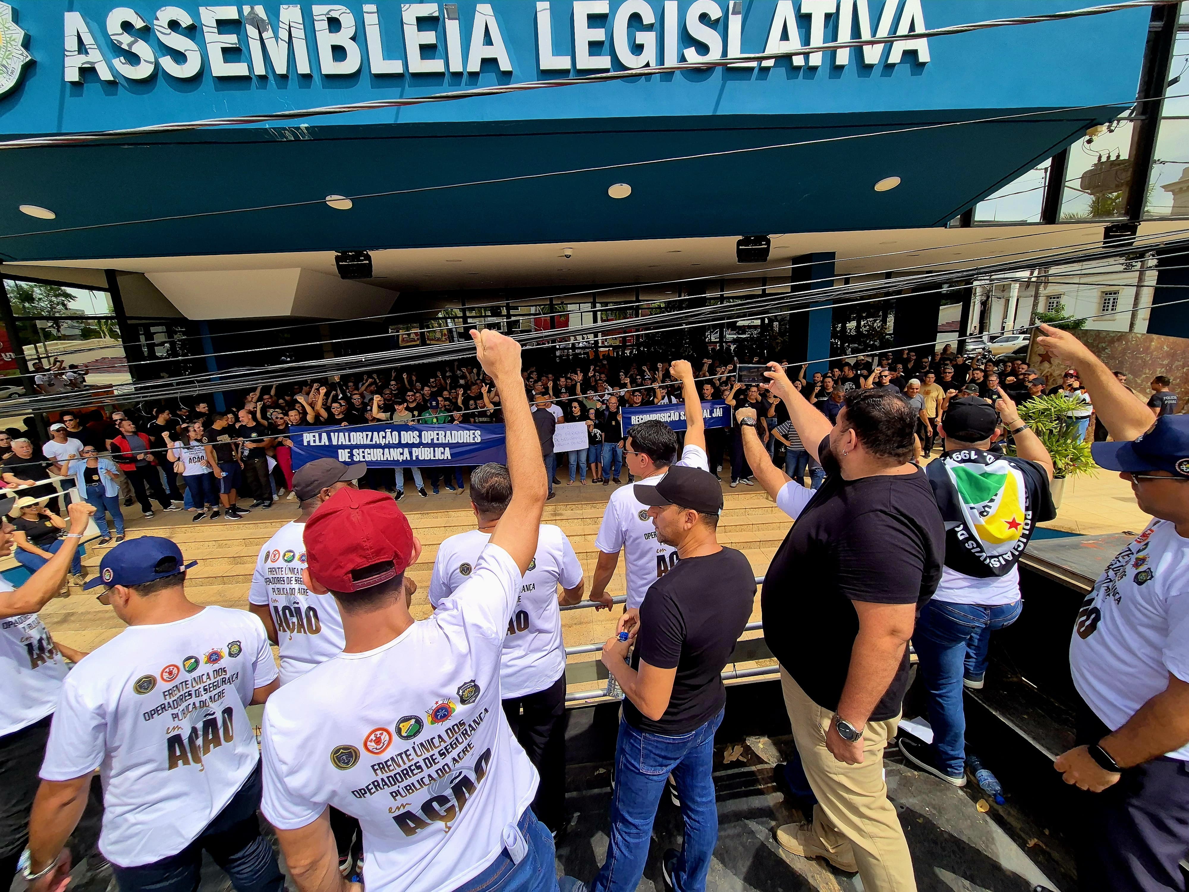 Policiais protestam por melhorias salariais em Rio Branco e Cruzeiro do Sul: 'direito nosso'