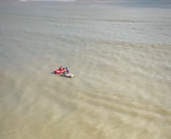Barco à deriva com dois pescadores é resgatado pelo Corpo de Bombeiros, em João Pessoa 