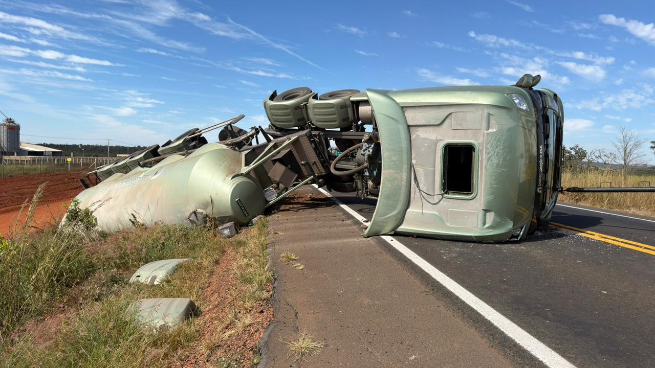 Carreta com 40 toneladas de cimento tomba após batida lateral na MGC-452 entre Uberlândia e Araxá; VÍDEO