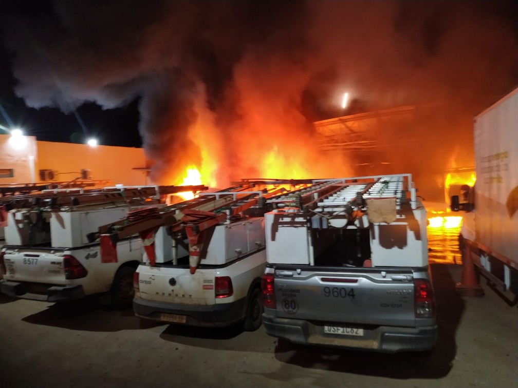 Incêndio atingiu 14 veículos — Foto: Corpo de Bombeiros/Divulgação