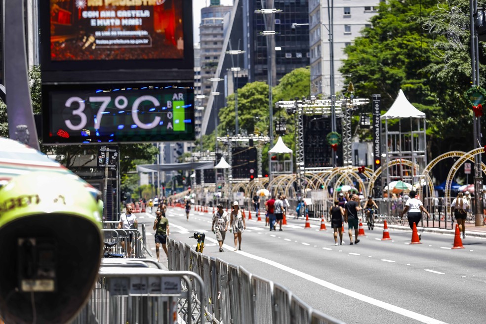 Termômetro de rua da Avenida Paulista, em São Paulo, marca 37ºC no início da tarde deste domingo, 28. 28/12/2025 — Foto: Taba Benedicto/Estadão Conteúdo