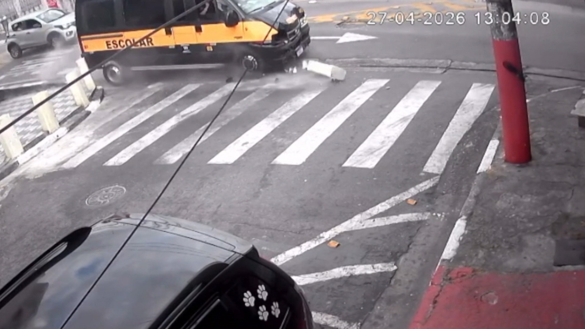 Van escolar irregular sofre falha mecânica, bate em muro e criança é levada ao hospital em Ferraz de Vasconcelos