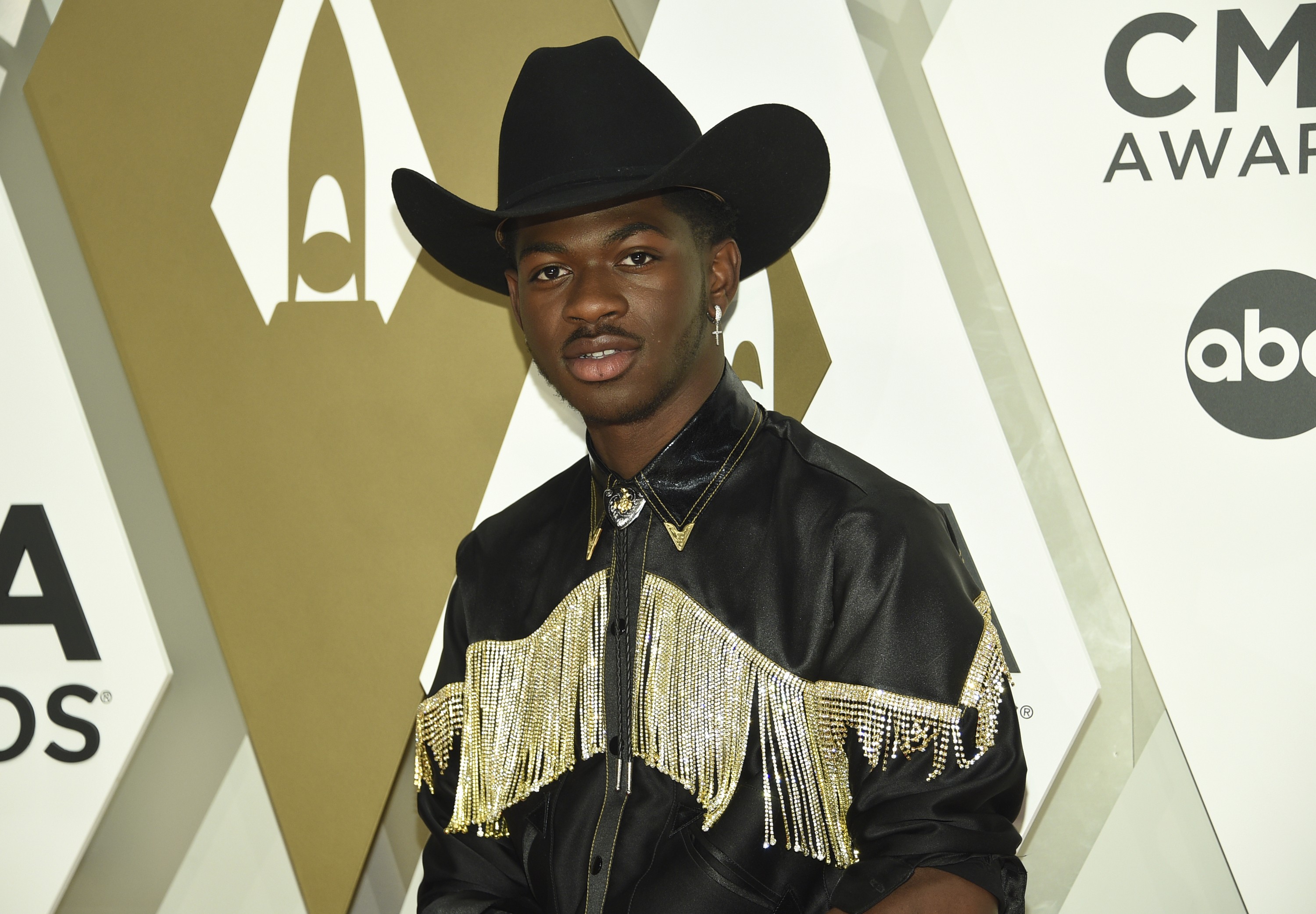 Lil Nas X deixa prisão após ser acusado de quatro crimes, incluindo agressão a um policial