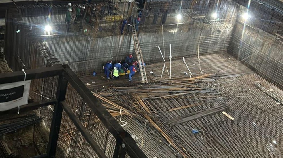 Acidente ocorreu no condomínio Ivens Monumental e vergalhões de ferro atingiram funcionários de 43 e 51 anos. — Foto: Reprodução/TV Verdes Mares