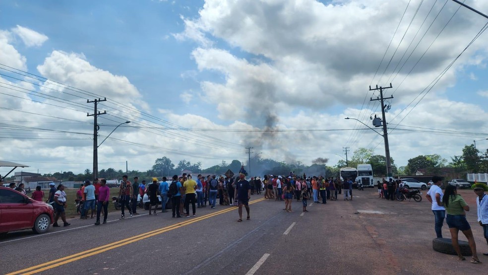 Rodovia no Pará foi interditada em protesto contra ataque a tiros a indígenas  — Foto:  Virgínia Berriel