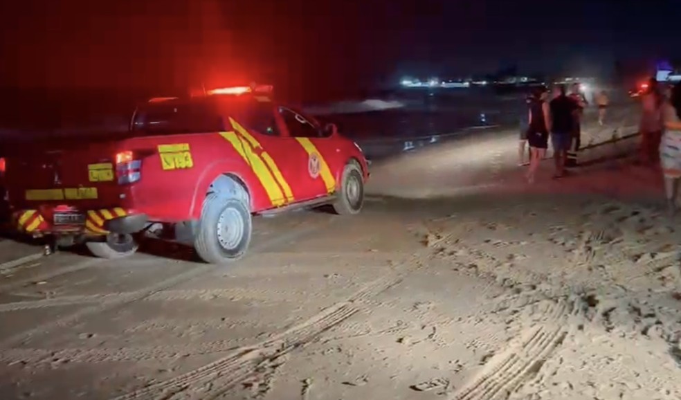 Bombeiros realizam busca por corpo de adolescente na praia de Tabatinga, no RN — Foto: Pedro Trindade/Inter TV Cabugi
