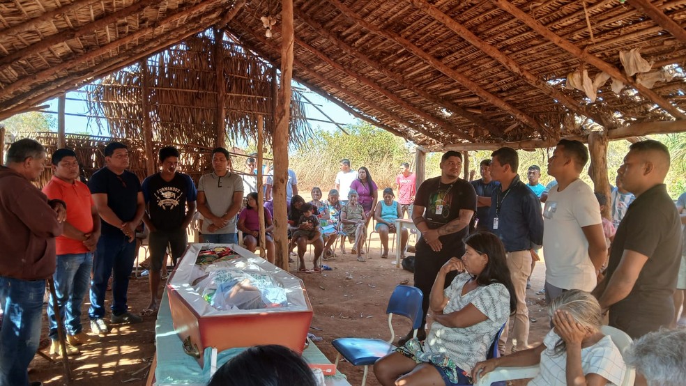 Corpo de idosa indígena é entregue por funerária em caixão com lixos — Foto: Valci Sinã/Arquivo pessoal