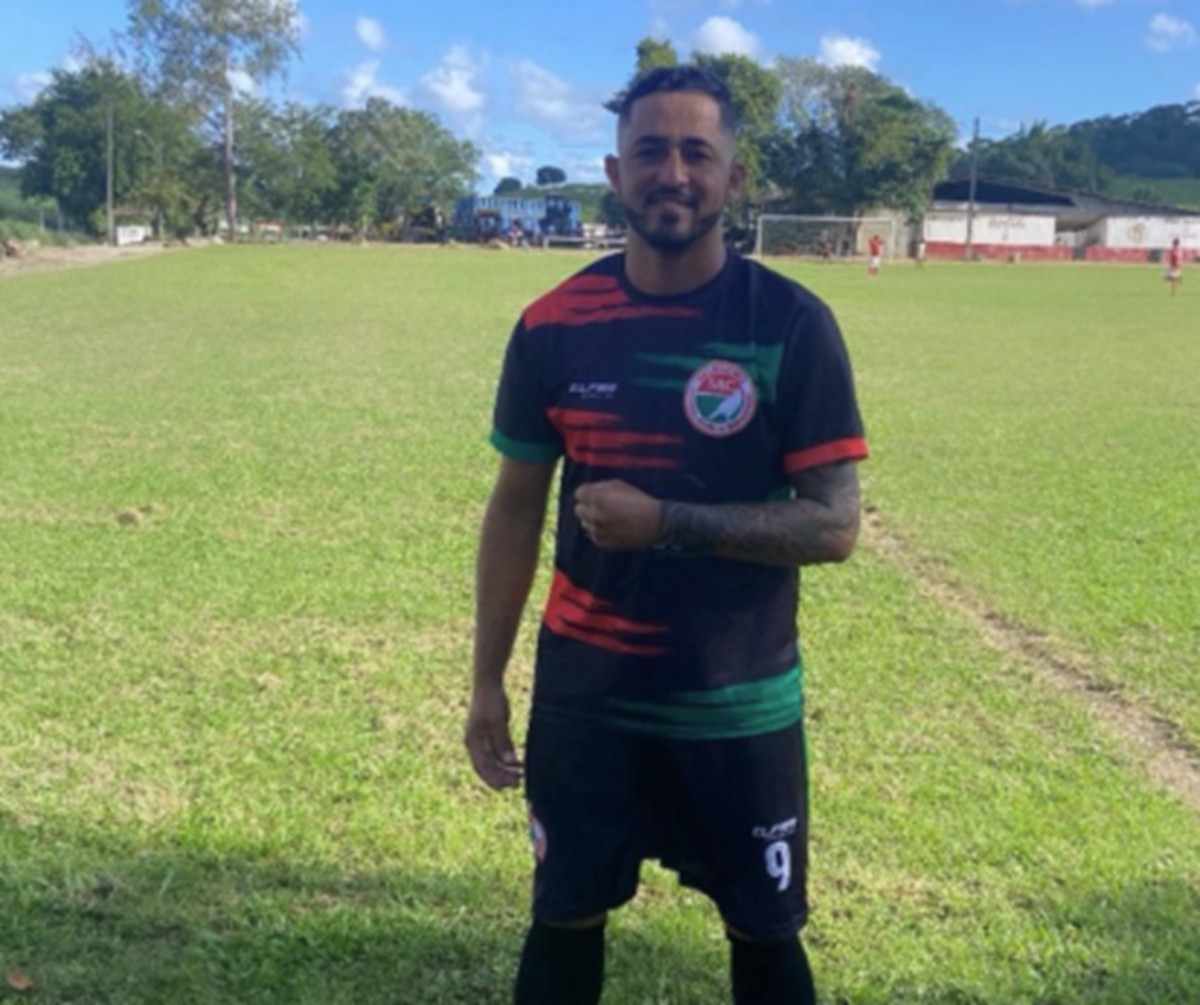 Treinador é assassinado e outras cinco pessoas são baleadas em jogo transmitido em live; vídeo mostra tiroteio