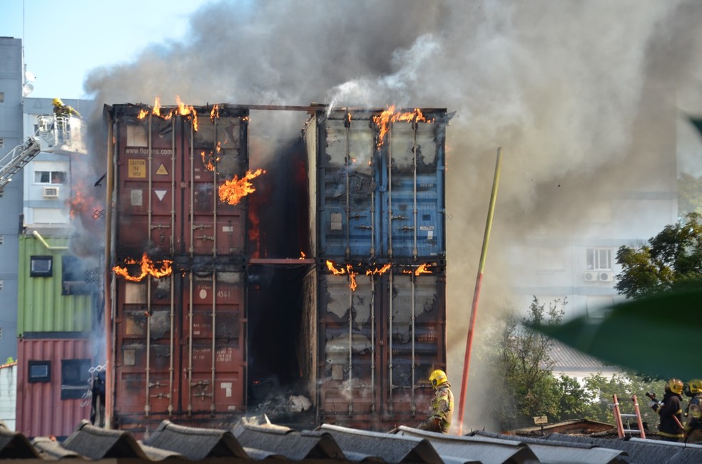Incêndio atinge contêineres em Porto Alegre — Foto: Suzana Pires