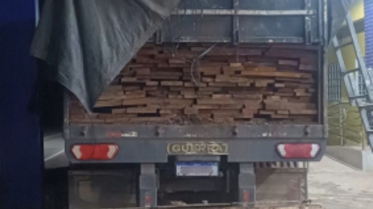 PRF apreende caminhão que transportava 36,56 m³ de madeira nativa serrada na BR-230 no MA 