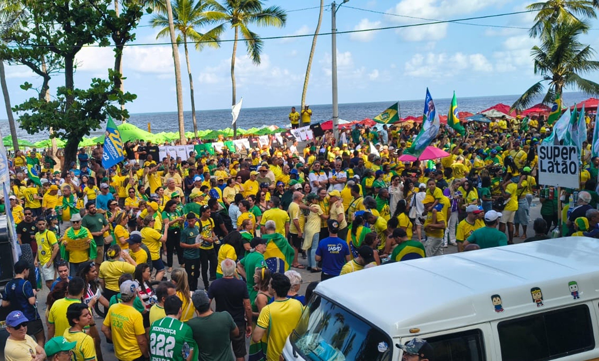 Grupo protesta pedindo afastamento de Moraes, na Avenida Boa Viagem