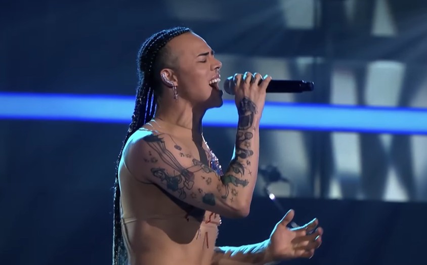 Quem é Oxa, cantora paulista de gênero fluido que está fazendo sucesso no 'The Voice Alemanha'