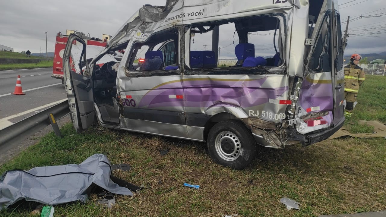 Homem morre e 10 pessoas ficam feridas em acidente entre van e caminhão na Via Dutra, em Itatiaia