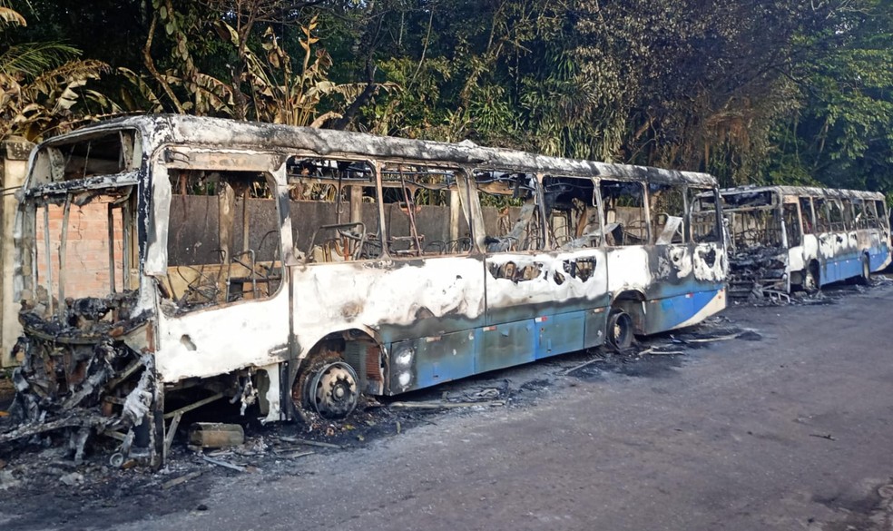 Dois ônibus são incendiados no bairro de Águas Lindas, em Ananindeua — Foto: Wilk Dias/TV Liberal