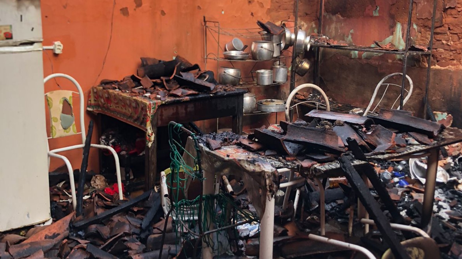 Altar religioso resiste a inc&ecirc;ndio em casa no Piau&iacute;; imagem de Jesus Cristo ficou intacta &mdash; Foto: Divulga&ccedil;&atilde;o/CBMEPI