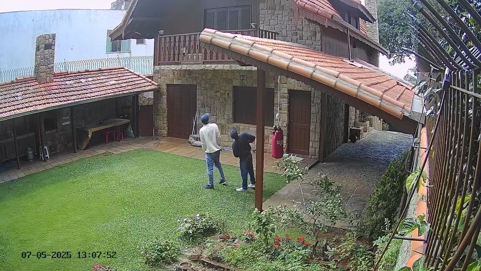 Meio milhão em joias, arma e eletrônicos: vídeo mostra ladrões invadindo e furtando casa de bombeiro militar 