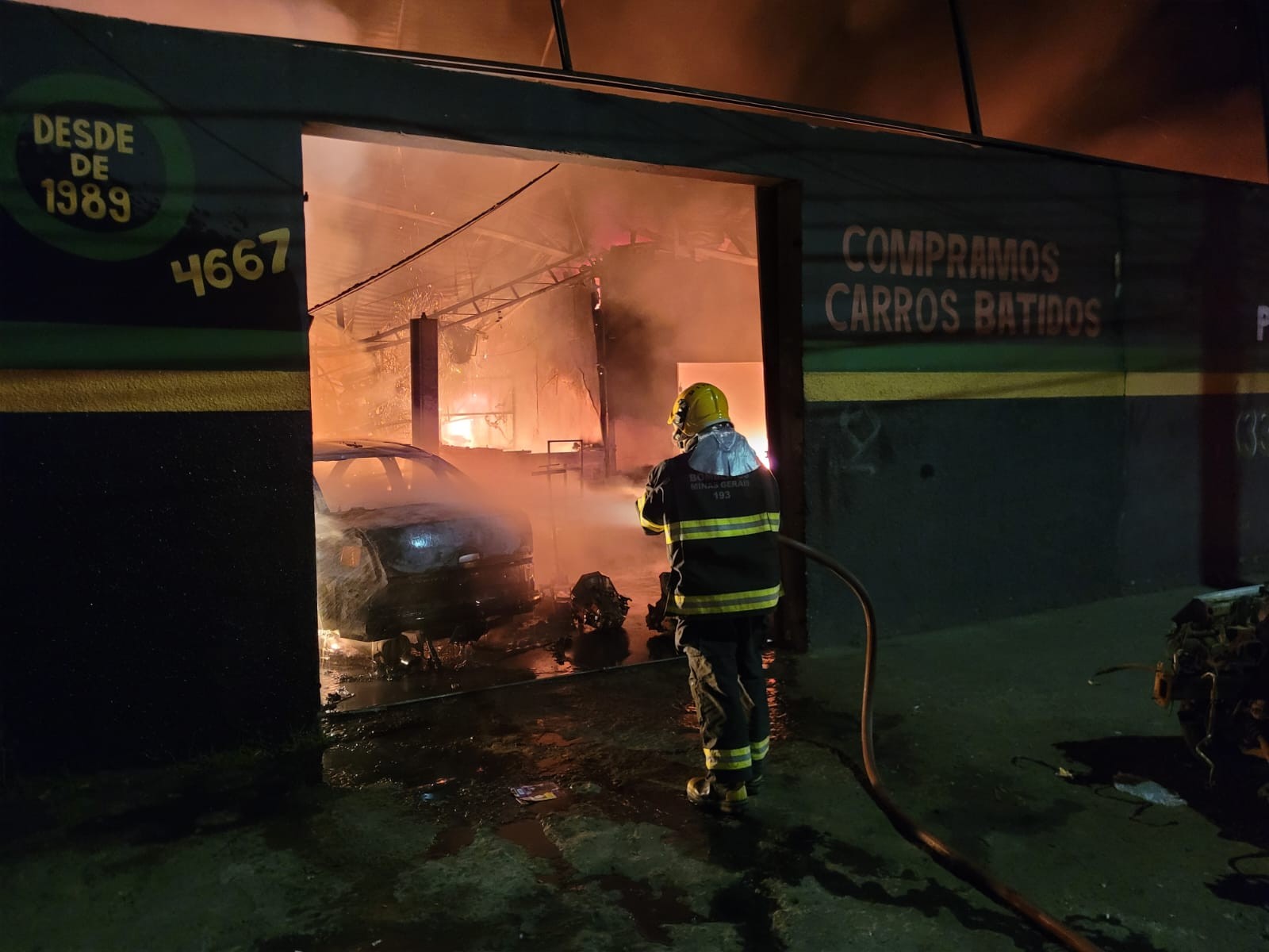 Incêndio destrói galpão de peças automotivas em Governador Valadares