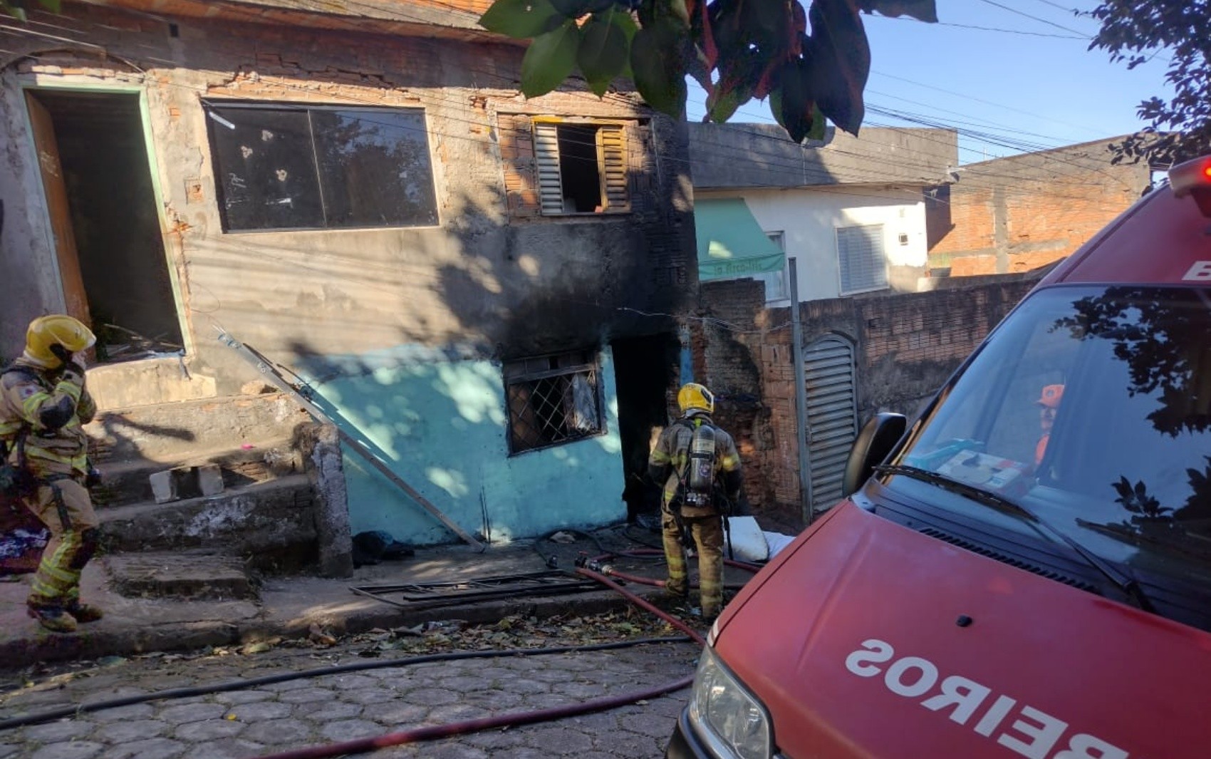Homem é encontrado morto após incêndio em casa no bairro São João, em Pouso Alegre, MG