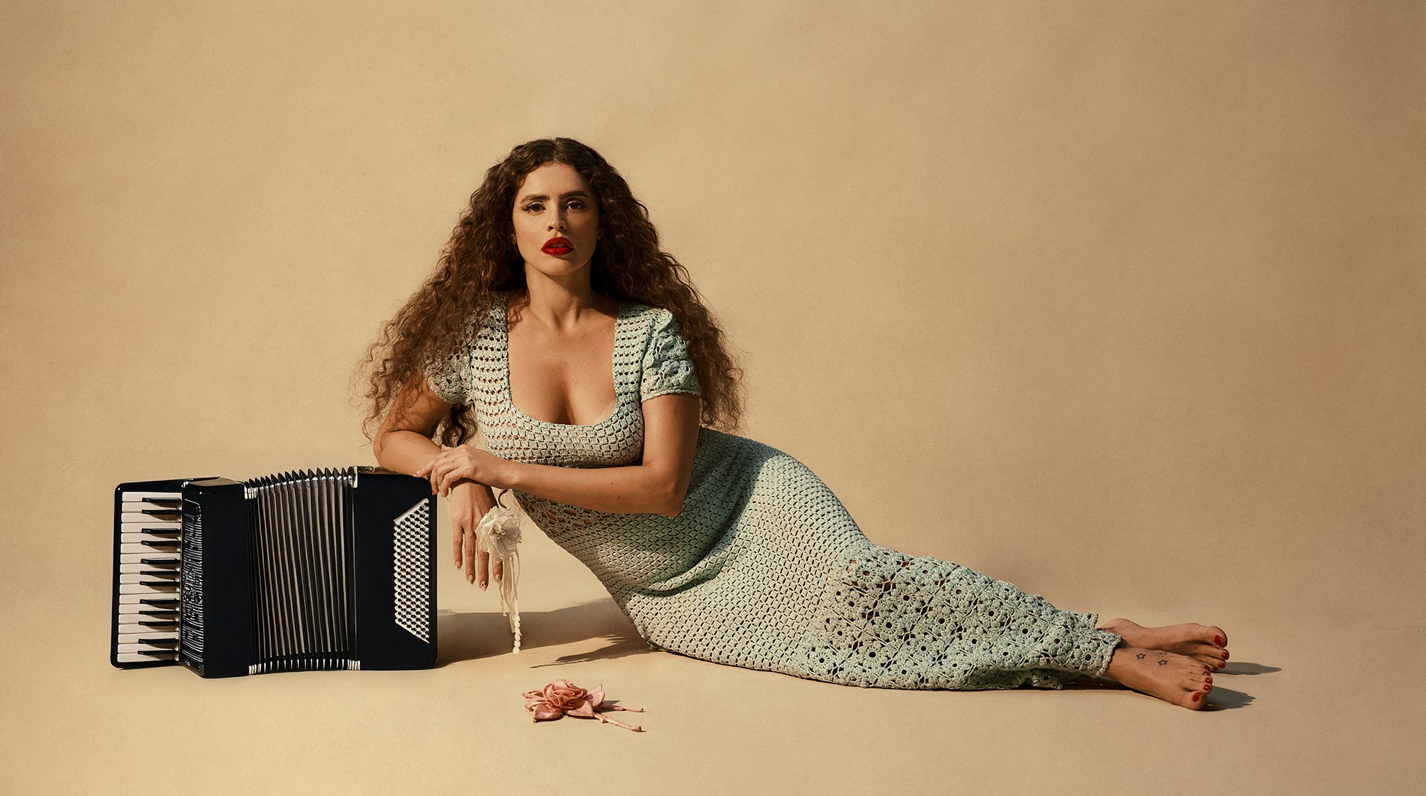 Natascha Falcão põe hits do pagode e da axé music no balaio de amor do EP ‘Universo da paixão II’ sem cair no cover | Blog do Mauro Ferreira