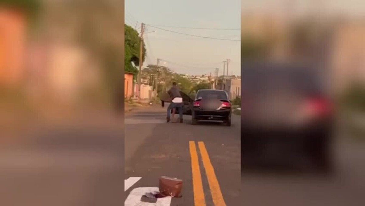 Vídeo mostra quando homem arrasta mulher pelos cabelos e a coloca à força  dentro de carro